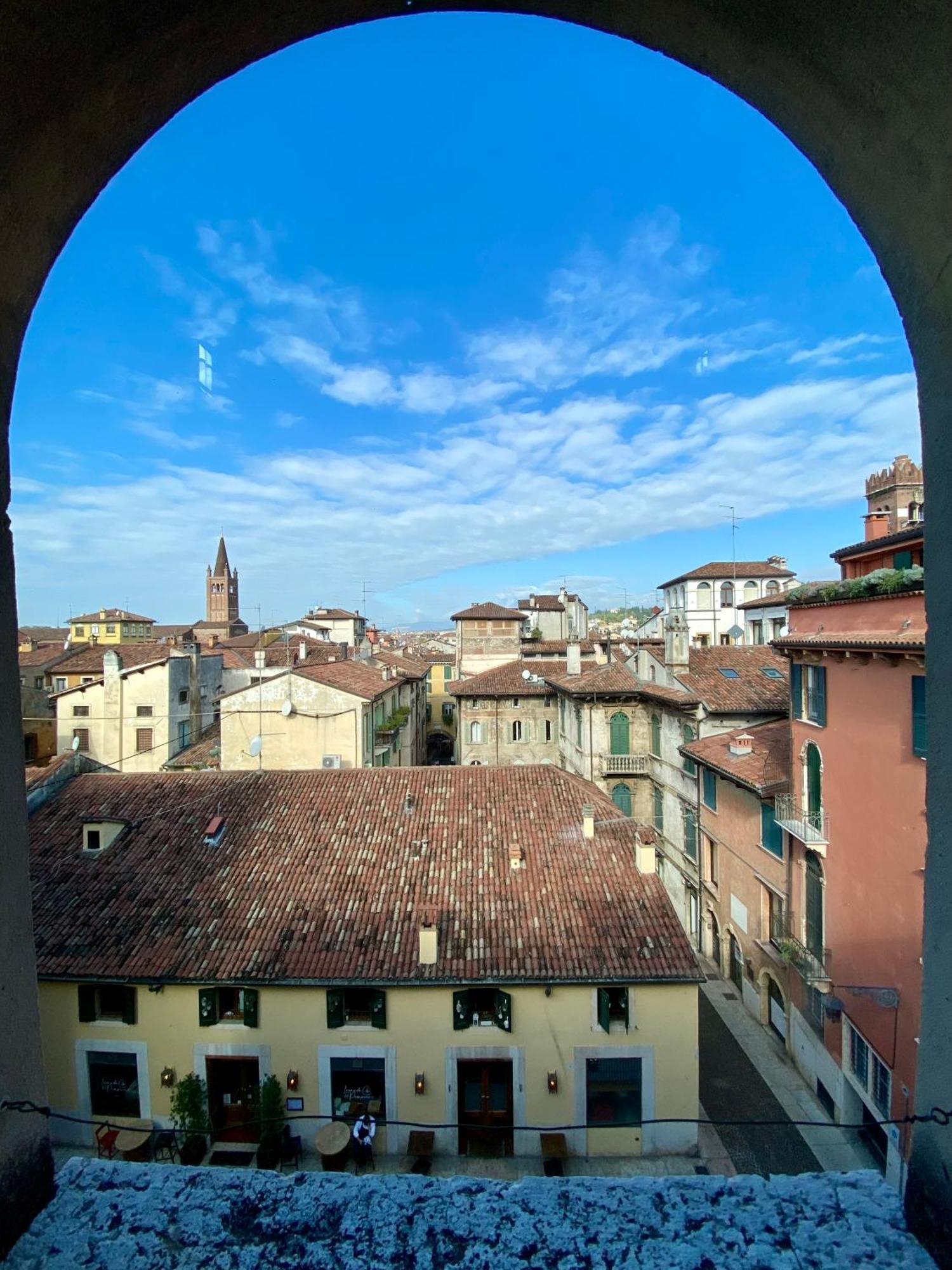 Verona Centro Piazza Erbe Esterno foto